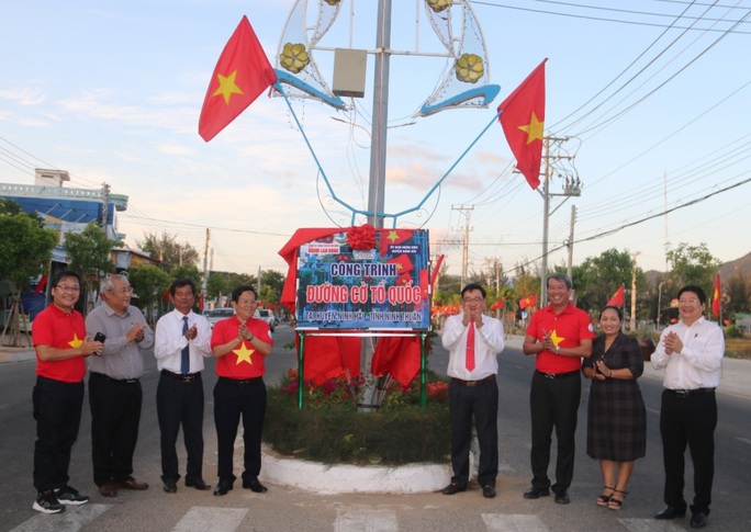 Rực rỡ “Đường cờ Tổ quốc” trên tuyến đường ven biển Ninh Thuận - Ảnh 1.