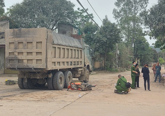 Va chạm xe hổ vồ, 3 nam sinh đi xe máy thương vong - Ảnh 1.