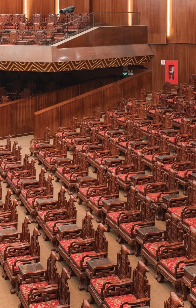 Nhà hát hơn 240 tỉ đồng gây tranh cãi bởi hàng ghế gỗ bề thế tốn kém - Ảnh 1.