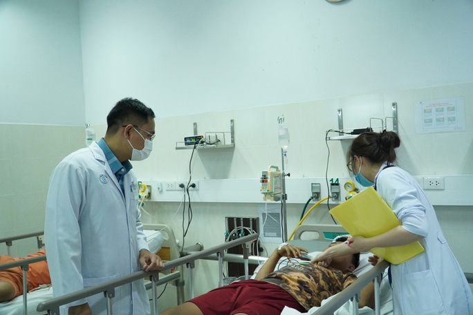 Xuyên đêm chuyển thuốc hiếm từ Quảng Nam về lại TP HCM cứu 3 người ngộ độc sau ăn giò lụa - Ảnh 1.
