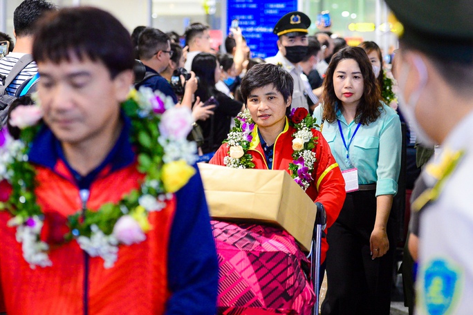 Thầy trò Mai Đức Chung rạng rỡ về nước sau khi lập kỷ lục tại SEA Games - Ảnh 10.