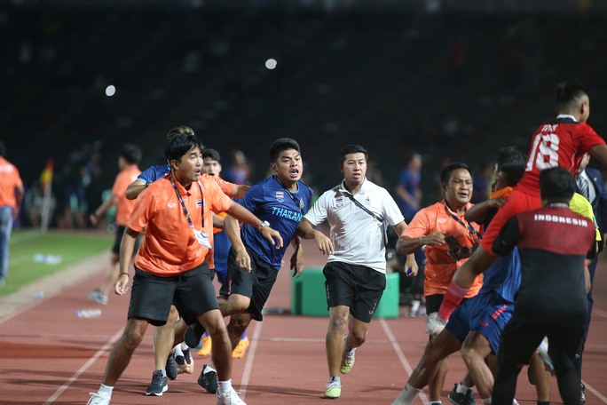 Sau xô xát, U22 Indonesia đánh bại Thái Lan, đoạt HCV SEA Games 32 - Ảnh 14.