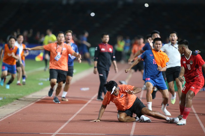 Sau xô xát, U22 Indonesia đánh bại Thái Lan, đoạt HCV SEA Games 32 - Ảnh 13.