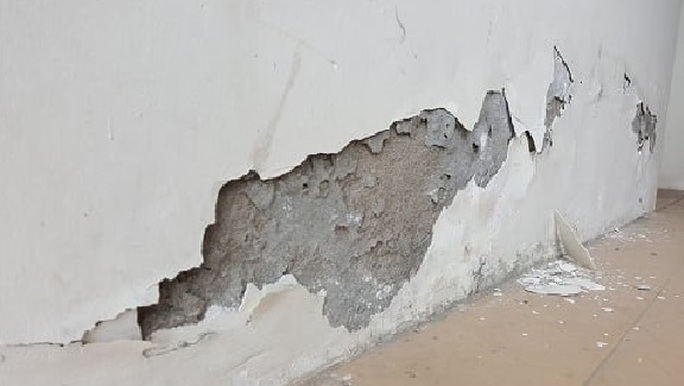 Cách đơn giản xử lý tường nhà phồng rộp, bong tróc - Ảnh 2.