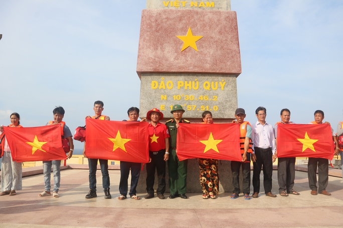 “Tự hào cờ Tổ quốc” đến với đảo tiền tiêu Phú Quý - Ảnh 5.