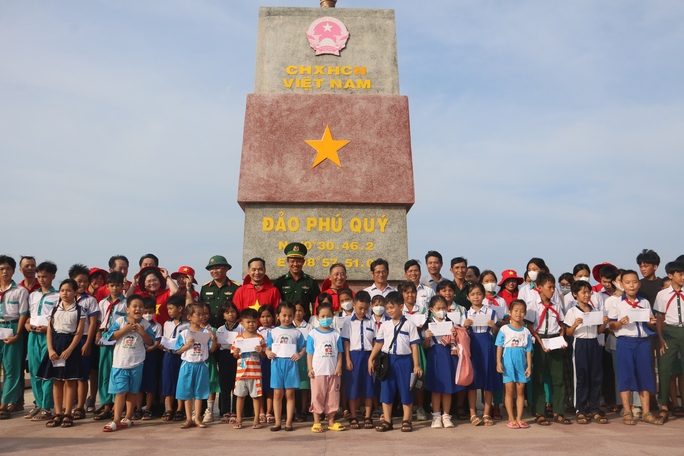 “Tự hào cờ Tổ quốc” đến với đảo tiền tiêu Phú Quý - Ảnh 8.
