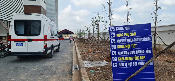 Bệnh viện có bãi đáp trực thăng phủ xanh không gian - Ảnh 3.