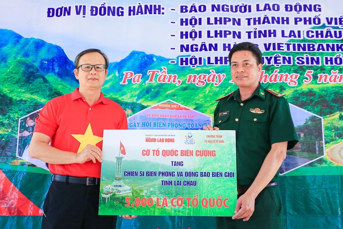 Báo Người Lao Động trao tặng 5.000 lá cờ Tổ quốc tại  tỉnh Lai Châu - Ảnh 1.