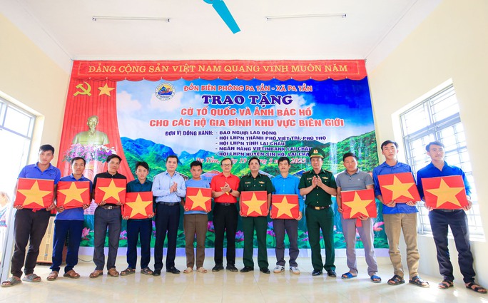 Báo Người Lao Động trao tặng 5.000 lá cờ Tổ quốc tại  tỉnh Lai Châu - Ảnh 7.