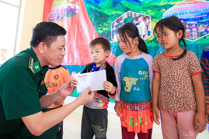 Báo Người Lao Động trao tặng 5.000 lá cờ Tổ quốc tại  tỉnh Lai Châu - Ảnh 6.