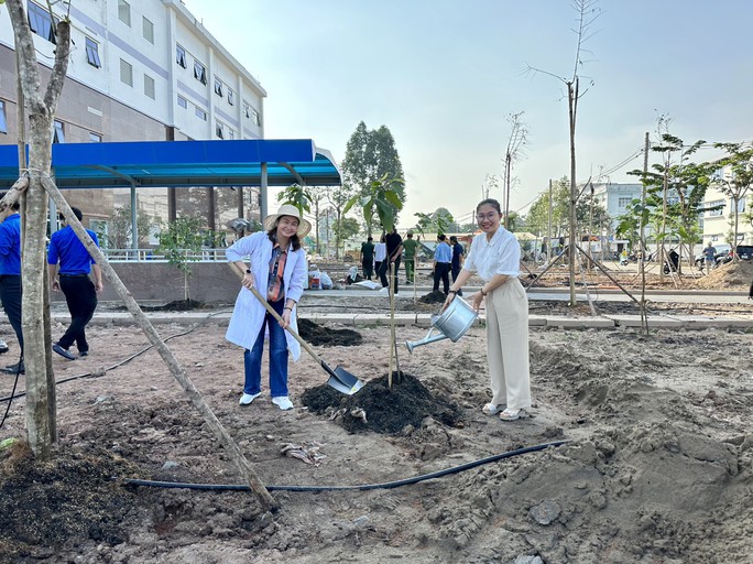 Bệnh viện có bãi đáp trực thăng phủ xanh không gian - Ảnh 4.