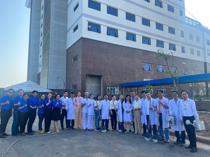 Bệnh viện có bãi đáp trực thăng phủ xanh không gian - Ảnh 6.