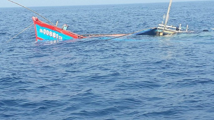 Tàu cá  Quảng Nam bị một tàu sắt đâm chìm - Ảnh 1.