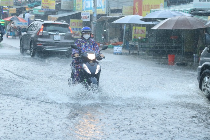 Nắng nóng giảm hẳn, mưa nhiều vào trưa, chiều và tối tại TP HCM  - Ảnh 1.