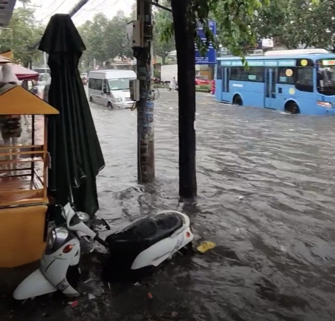 CLIP:  Ngập kinh hoàng ở TP Biên Hòa, nhiều người chỉ biết than trời! - Ảnh 5.