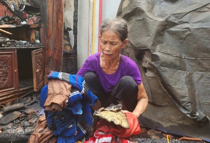 Ngôi nhà đồ đạc liên tục bốc cháy bất thường ở Thanh Hóa bị cháy rụi - Ảnh 5.
