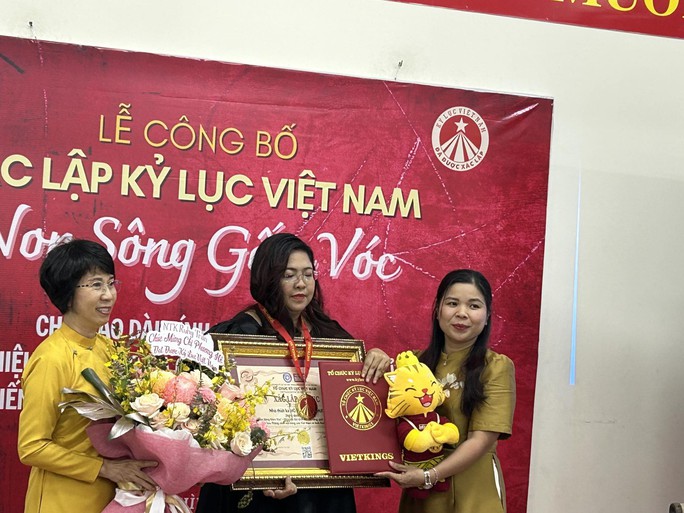Chiếc áo dài Non sông gấm vóc nhận kỷ lục Việt Nam - Ảnh 1.