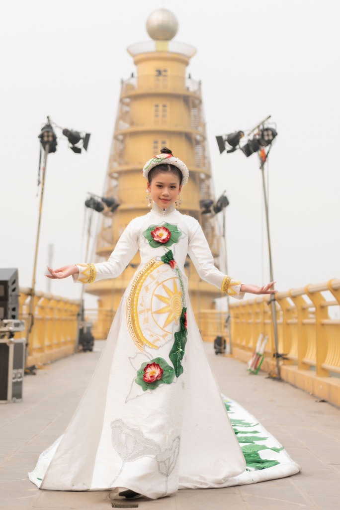 Chiếc áo dài Non sông gấm vóc nhận kỷ lục Việt Nam - Ảnh 2.