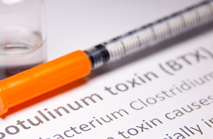 Botulinum gây ngộ độc khác gì loại botox dùng trong thẩm mỹ? - Ảnh 1.