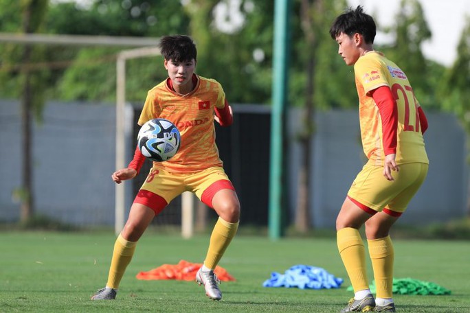 Tuyển nữ Việt Nam làm quen với trái bóng dành riêng cho World Cup nữ 2023 - Ảnh 2.