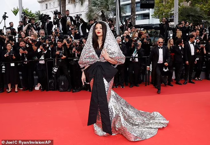 Những bộ đầm “thảm họa” trên thảm đỏ Cannes - Ảnh 6.