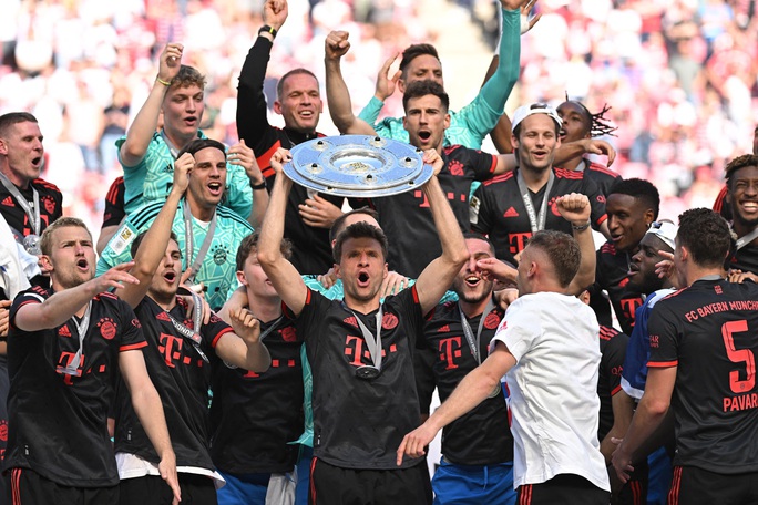 Bayern Munich vô địch Bundesliga, 2 sếp lớn nhận trát sa thải - Ảnh 7.