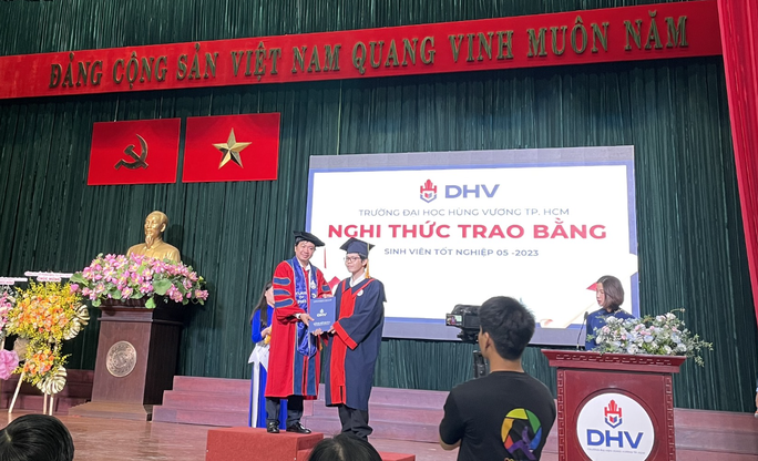 17% sinh viên tốt nghiệp ĐH Hùng Vương TP HCM loại xuất sắc và giỏi - Ảnh 1.