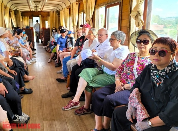 Một buổi dạo chơi trên tuyến đường sắt 100 năm độc đáo nhất thế giới của Đà Lạt - Ảnh 12.