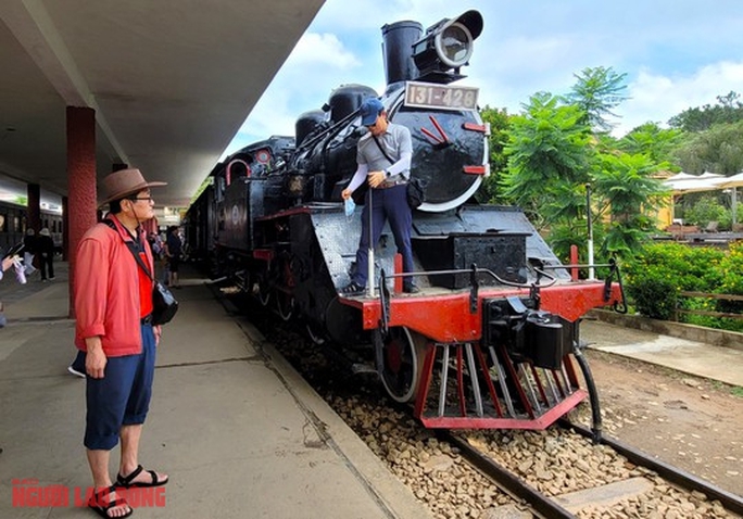 Một buổi dạo chơi trên tuyến đường sắt 100 năm độc đáo nhất thế giới của Đà Lạt - Ảnh 7.