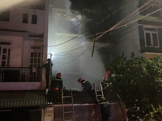 CLIP: Lại cháy nhà ở quận Tân Phú, 1 người tử vong - Ảnh 8.