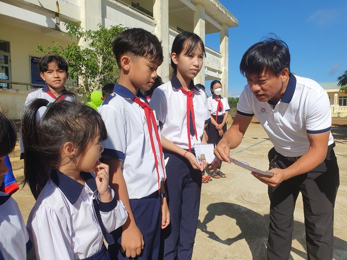 Báo chí thường trú Phú Yên cùng nhà tài trợ mang niềm vui đến học sinh vùng cao - Ảnh 4.