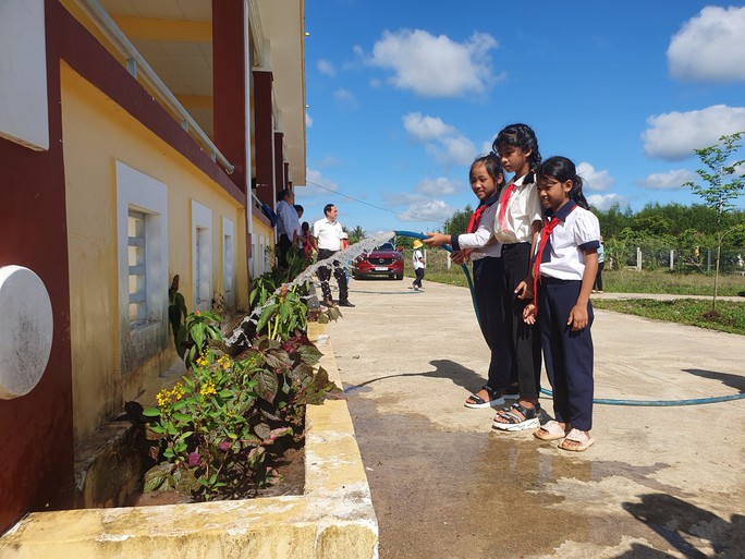 Báo chí thường trú Phú Yên cùng nhà tài trợ mang niềm vui đến học sinh vùng cao - Ảnh 6.