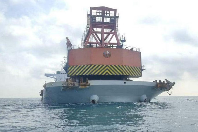 Malaysia bắt giữ tàu Trung Quốc nghi trộm cổ vật - Ảnh 1.