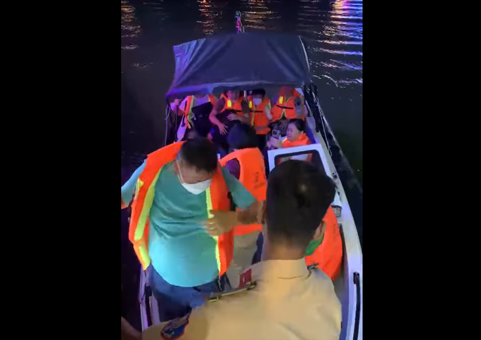 Cứu tàu du lịch chở 70 khách bị mắc cạn trên sông Hàn - Ảnh 3.