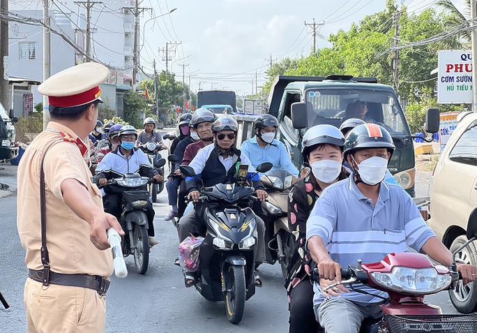 Cú tông mạnh của xe chuyển bệnh làm một thanh niên tử vong - Ảnh 2.