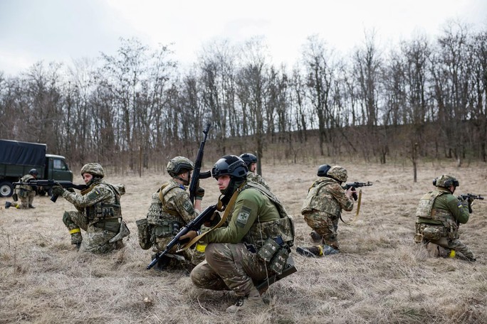 Ukraine chiêu mộ số quân khủng, thành lập 8 lữ đoàn bão tố - Ảnh 1.