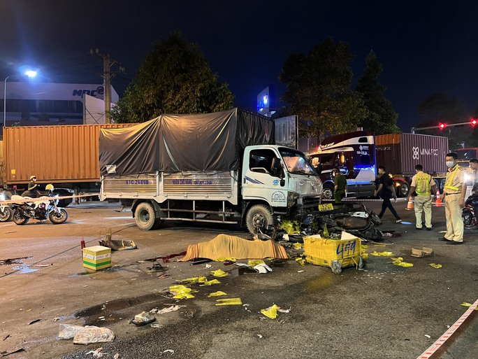 Xe tải tông hàng loạt xe máy dừng đèn đỏ, một người chết tại chỗ - Ảnh 2.