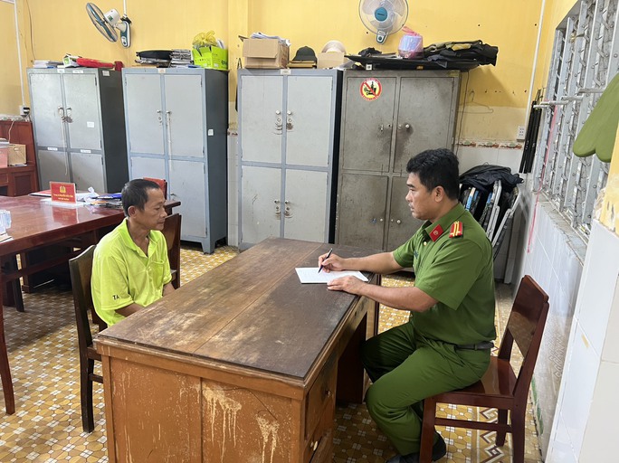 Vĩnh Long: Bắt khẩn cấp người chồng dùng chổi đánh vợ dã man - Ảnh 1. Vĩnh Long: Bắt khẩn cấp người chồng dùng chổi đánh vợ dã man - Ảnh 1.