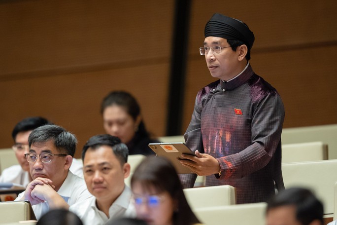 Đại biểu Nguyễn Văn Cảnh đề nghị được mặc áo dài ngũ thân khi họp Quốc hội, viếng lăng Bác, chào cờ - Ảnh 1.