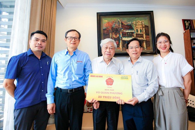 Mai vàng tri ân thăm, tặng quà GS Vũ Minh Giang và nhà thơ Vũ Quần Phương - Ảnh 1.