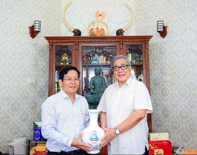 Mai vàng tri ân thăm, tặng quà GS Vũ Minh Giang và nhà thơ Vũ Quần Phương - Ảnh 6.
