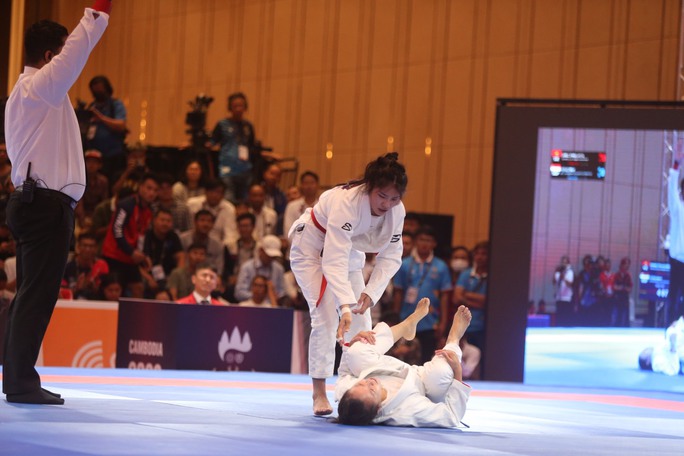 SEA Games 32: Jujitsu mang về 3 HCĐ, Đặng Thị Huyền nén đau thi đấu - Ảnh 1.