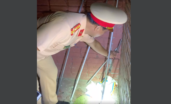 CLIP: Nhóm thiếu niên vi phạm dẫn CSGT đi… thu nhặt hung khí tự chế  - Ảnh 3.