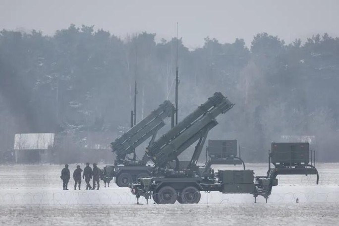 Ukraine tuyên bố dùng Patriot bắn hạ tên lửa siêu âm Nga - Ảnh 1.