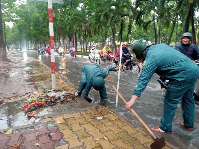 Đồng Nai: Mưa như trút nước, nhiều tuyến đường ngập nặng, xuất hiện mưa đá - Ảnh 9.