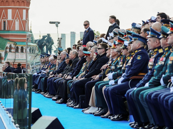 Lễ duyệt binh Nga rút ngắn vì vắng mặt không quân - Ảnh 4.