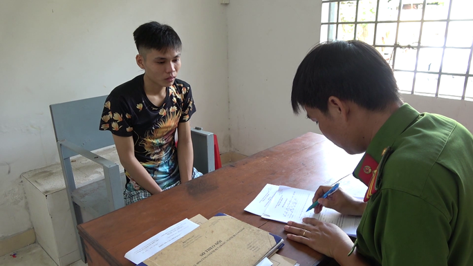 CLIP: Nam thanh niên khai lý do đi cướp tại tiệm vàng - Ảnh 2.