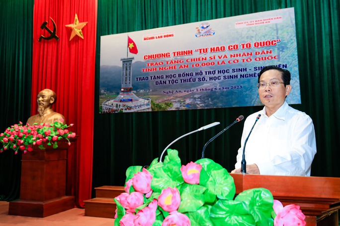 Trao 10.000 lá cờ Tổ quốc và 250 triệu đồng học bổng, quỹ khuyến học tại Nghệ An - Ảnh 4.