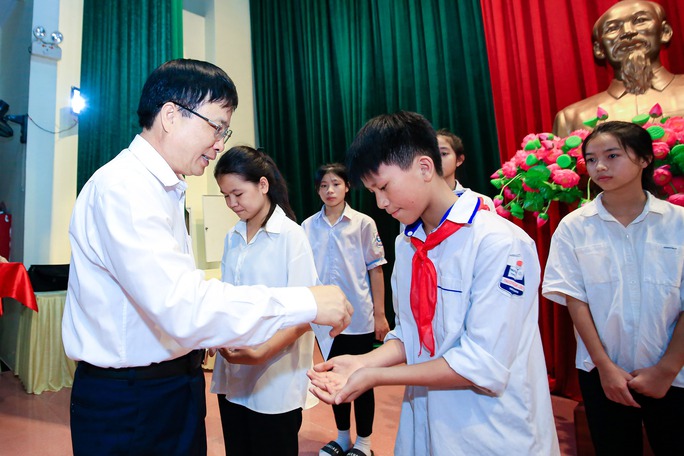 Trao 10.000 lá cờ Tổ quốc và 250 triệu đồng học bổng, quỹ khuyến học tại Nghệ An - Ảnh 10.