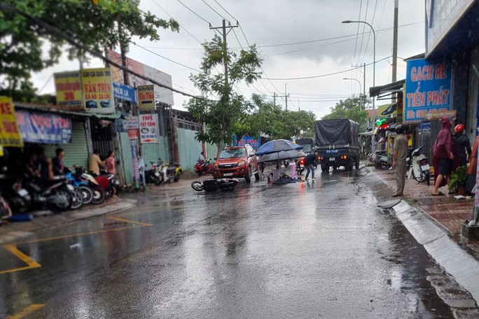 TP HCM: Tai nạn giao thông nghiêm trọng ở huyện Bình Chánh - Ảnh 1.